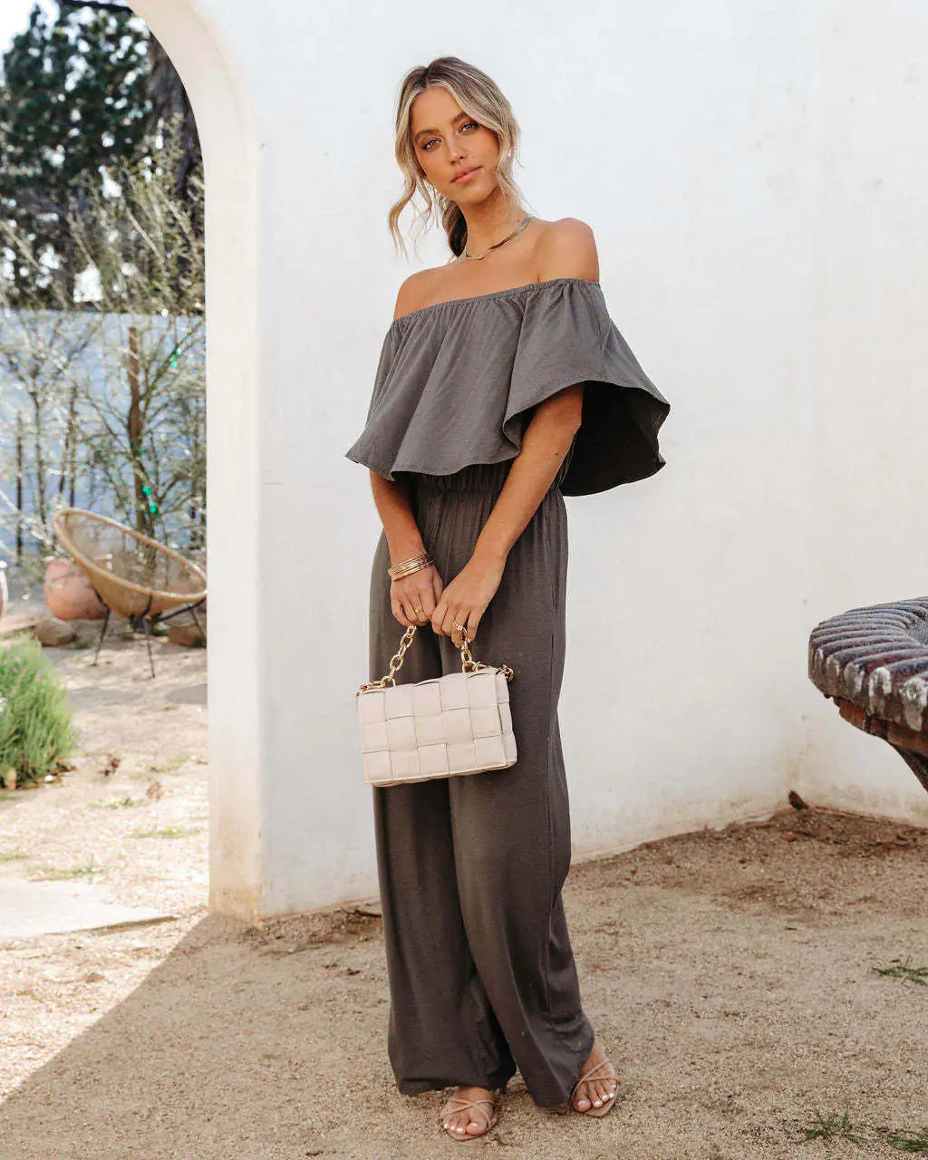Carmen-Overall mit weitem Bein